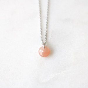 "peach moonstone" statement grey necklace -silver-